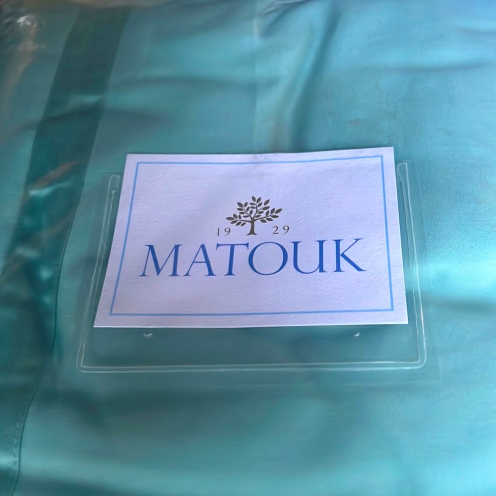 Brand New in Package Full/Queen Matouk  Duvet Cover & 2 King Size Pillow Cases